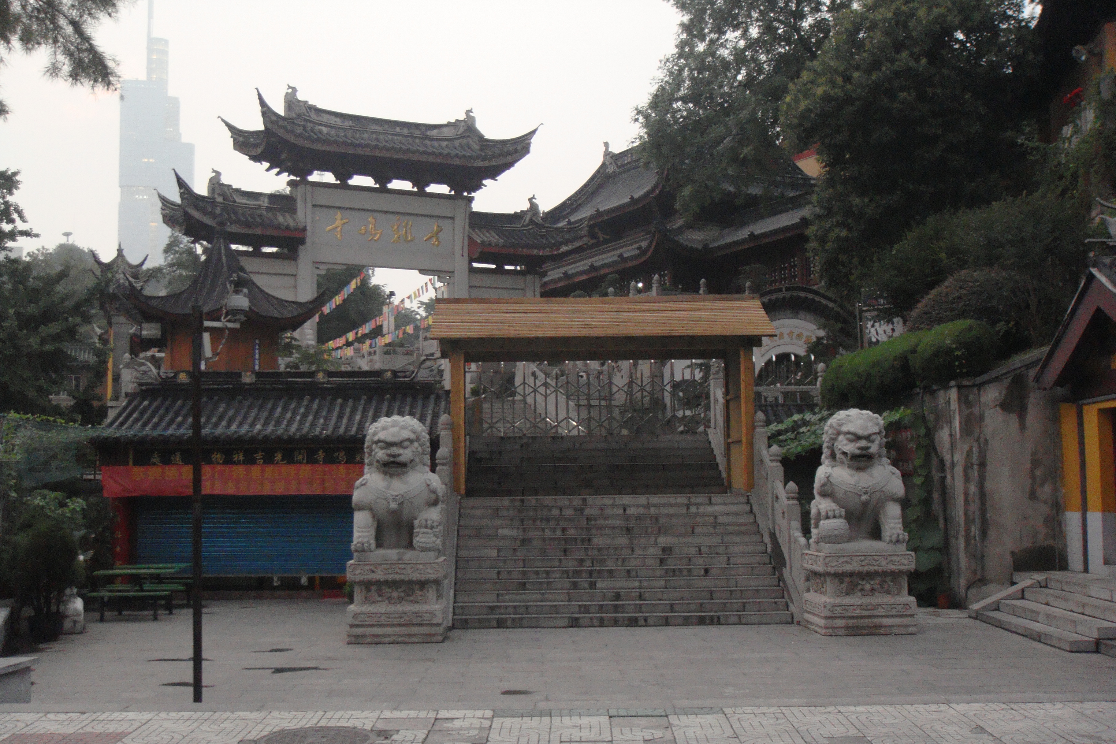 途中路过鸡鸣寺 我在想要不要进去先烧个香呢。。后来一问竟然关门了- - 难道尼姑也要下班回家吗