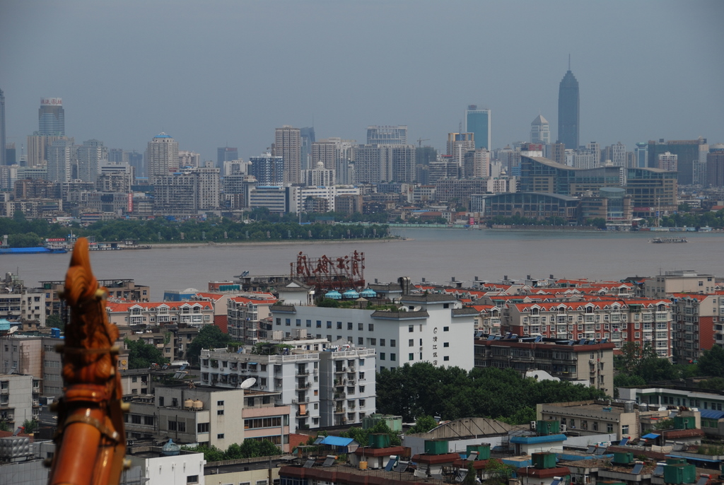 38、导游在短短的旅途中早已反复强调，登上黄鹤楼顶，就可以清晰地看到汉江与长江的交汇处并很容易地区分开