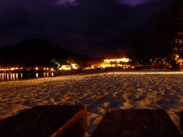 夜晚的沙滩，很漂亮、很浪漫