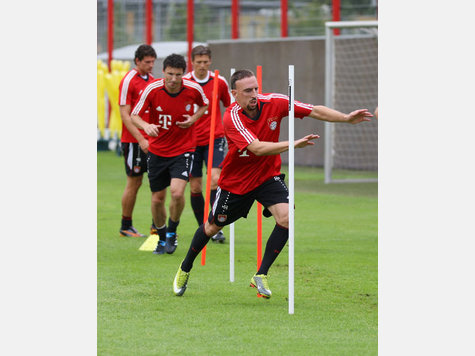 1423765376-bayern-training-wm-stars-wm-fahrer.9.jpg