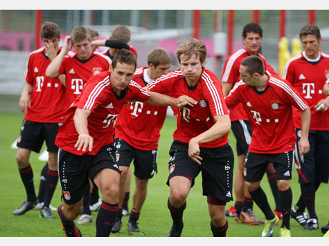 1777280886-bayern-training-wm-stars-wm-fahrer.9.jpg