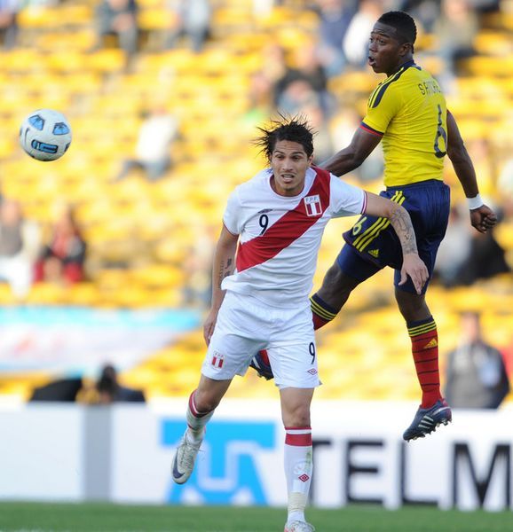 20110717美洲杯秘鲁2-0哥伦比亚 格雷罗 争顶.jpg