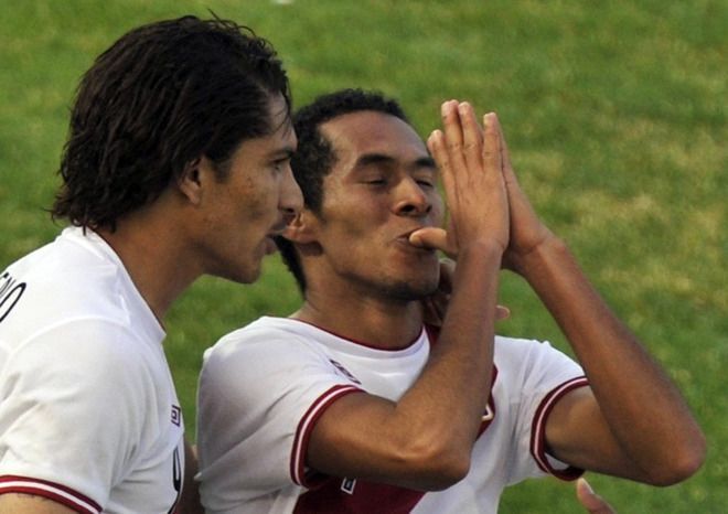 20110717美洲杯秘鲁2-0哥伦比亚 格雷罗and洛巴顿.jpg