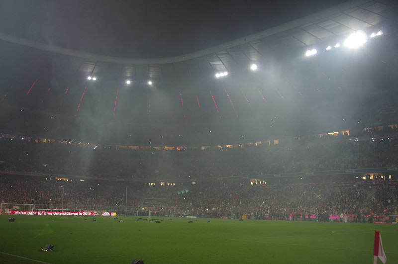 比赛尾声的时候 看着离开的科隆球迷 有些拜仁球迷开始高喊再见了 赛后 无人离开 球场里开始出现烟雾