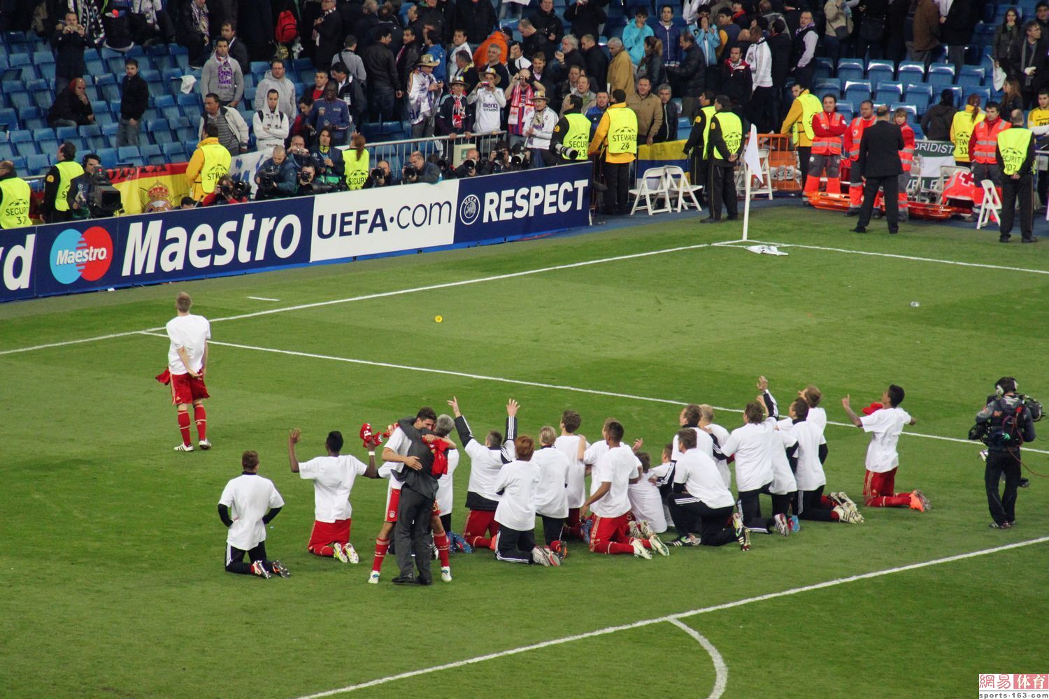 bayern thanks fans.jpg