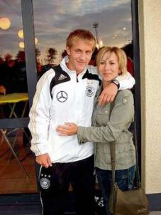 lewis-holtby-mit-mutter-12224605-mfbh,templateId=renderScaled,property=Bild,width=227.jpg