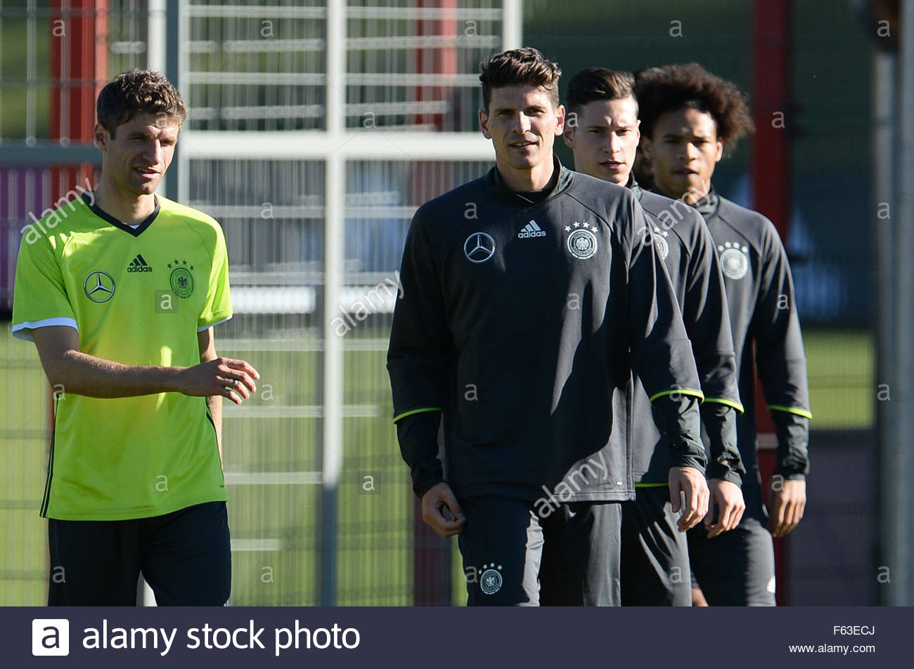 munich-germany-11th-nov-2015-thomas-mueller-l-r-mario-gomez-julian-F63ECJ.jpg